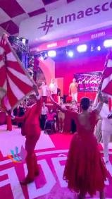 ❤️🤍 UM MOMENTO PARA GUARDAR! No centro do salão, os três casais de mestre-sala e porta-bandeira do Salgueiro se encontr