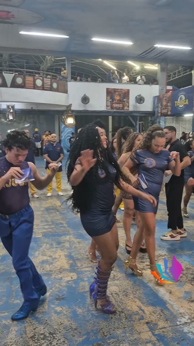 💙💛 OS ENCANTOS DO PAVÃO NA QUADRA! 🦚✨ Em meio à disputa dos sambas-enredo, sempre tem espaço para aquele momento de des