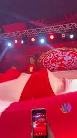 E a Xica da Silva balançou a saia pra fazer bonito! 🔴⚪ Aquela saia gigante listrada de vermelho e branco rodando pela q