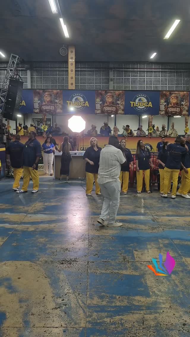 🔥💙💛 A VOZ QUE FAZ A QUADRA ARREPIAR! A potente voz de Marquinhos Art’Samba, intérprete oficial da Unidos da Tijuca, eco