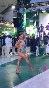 Carol Padilha brilhou na grande final do samba-enredo do Império Serrano! 💚🤍✨ A princesa do Império marcou presença na