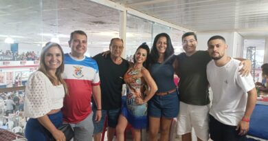 Tatiana Breia curte feijoada da União da Ilha com familiares e amigos