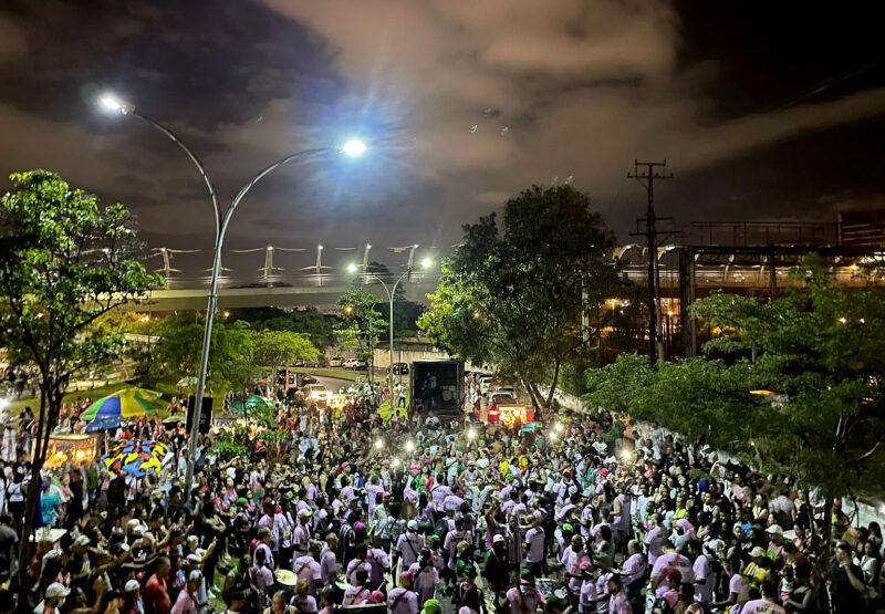 Mangueira arrasa no ensaio de rua com energia contagiante! Brilham casal e bateria!