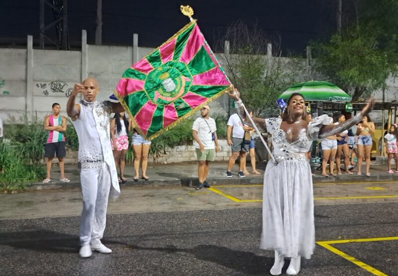 Mangueira estreia ensaio de rua 2025 com emoção e força na comunidade