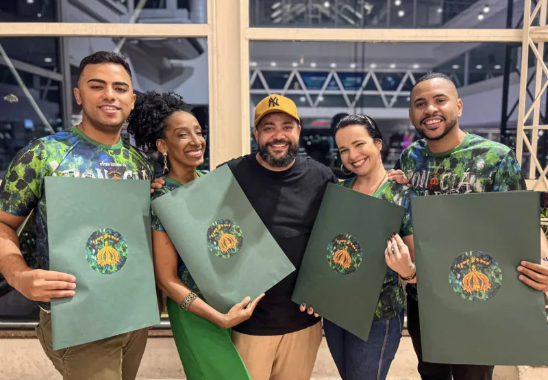 Império Serrano apresenta figurinos dos casais de mestre-sala e porta-bandeira para o Carnaval 2026