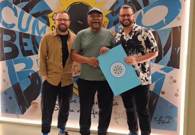 Martinho da Vila recebe croqui da fantasia para o Carnaval 2026