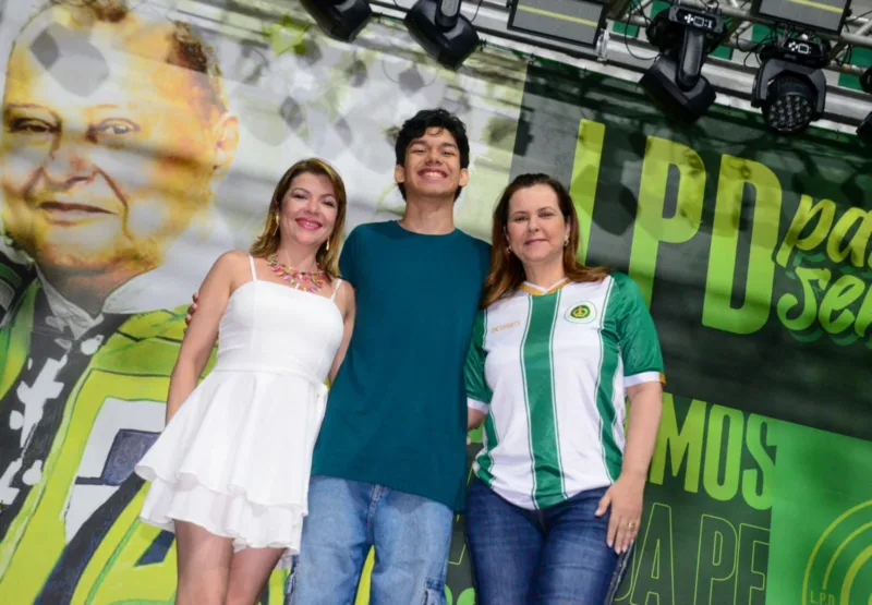 Jovem que viralizou com performance em homenagem a Ney Matogrosso participa de ensaio da Imperatriz Leopoldinense