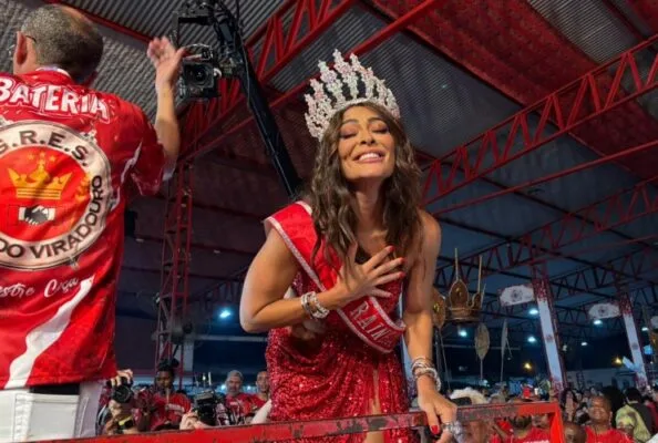 Juliana Paes emociona em sua volta como rainha da Viradouro no Carnaval 2026