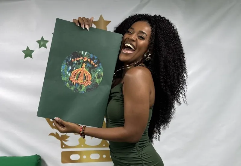 Andressa Fonseca recebe croqui do figurino para estreia como Princesa do Império Serrano