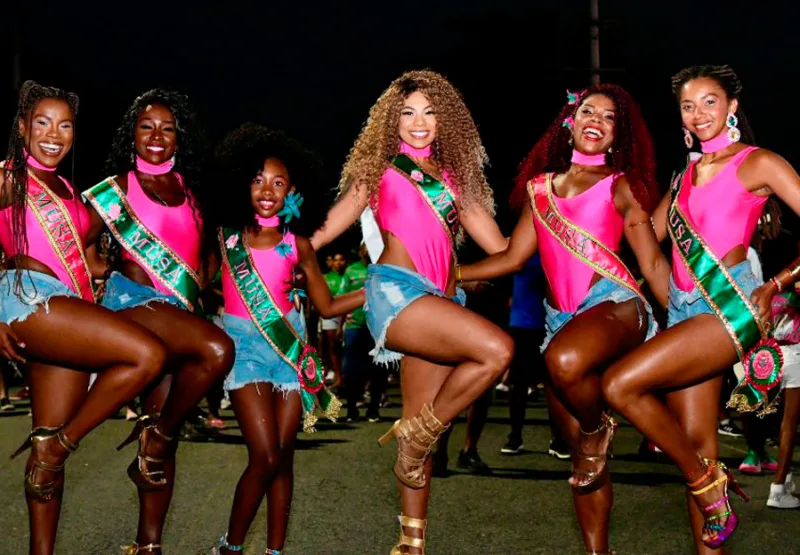 MUSAS DA MANGUEIRA FAZEM HOMENAGEM EMOCIONANTE À RAINHA EVELYN BASTOS EM PRIMEIRO ENSAIO DE RUA