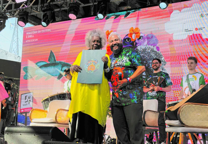 No dia do seu aniversário, Conceição Evaristo recebe figurino que usará no Carnaval 2026