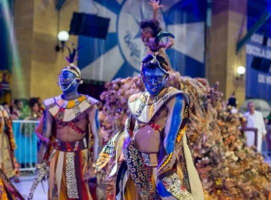Beija-Flor confirma protagonismo com minidesfile vibrante na Cidade do Samba