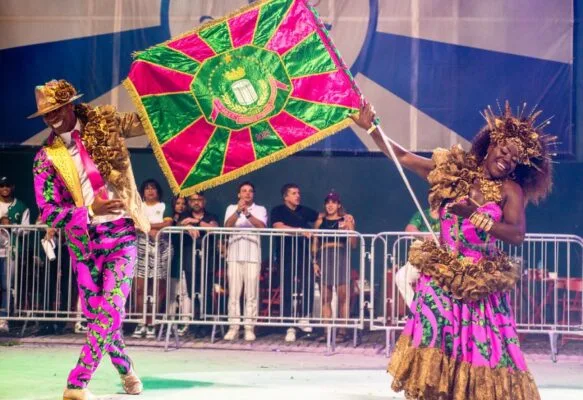 Estação Primeira de Mangueira desfila com leveza e energia no minidesfile e mostra preparo para 2026