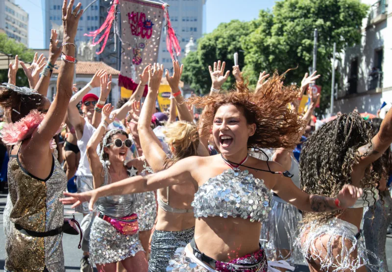 Carnaval de Rua do Rio 2026 ocupa a cidade com 462 desfiles e público estimado em 6 milhões