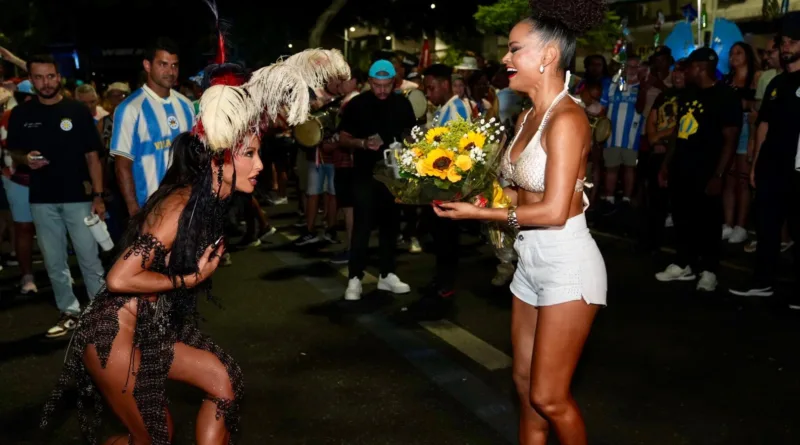 Musa da Porto da Pedra se emociona ao conhecer Sabrina Sato