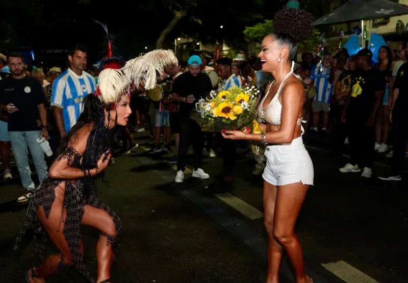 Musa da Porto da Pedra se emociona ao conhecer Sabrina Sato