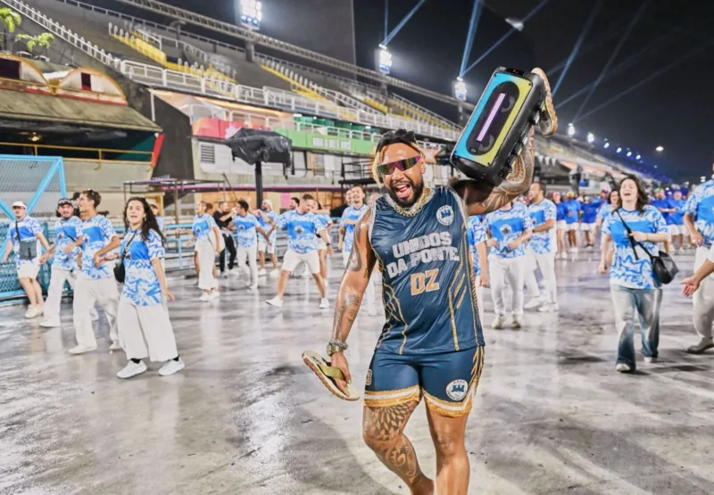 Daniel Zarmanno vira funkeiro para ensaio técnico da Unidos da Ponte, na Marquês de Sapucaí