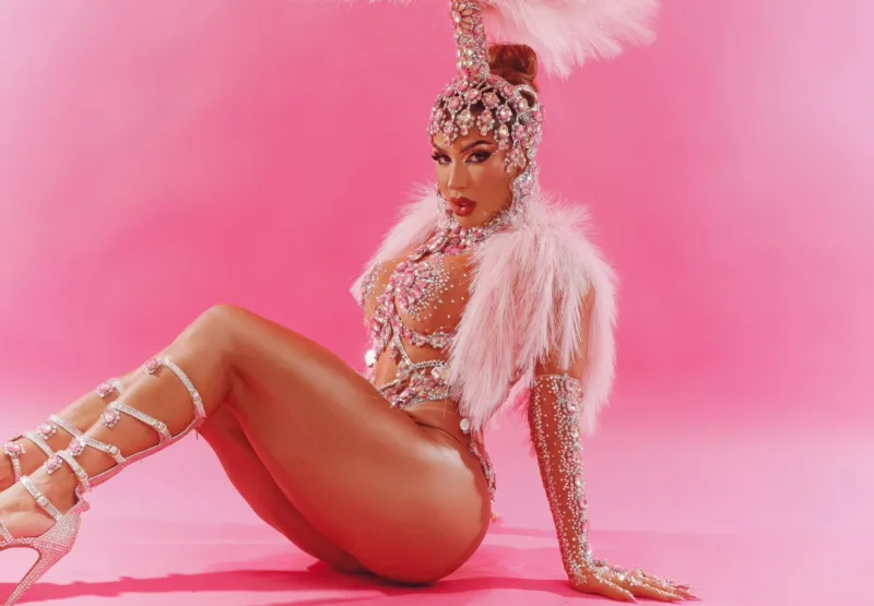 Andrea Andrade recria personagem de Moulin Rouge! em ensaio técnico, e diz: “existia uma cobrança alta”