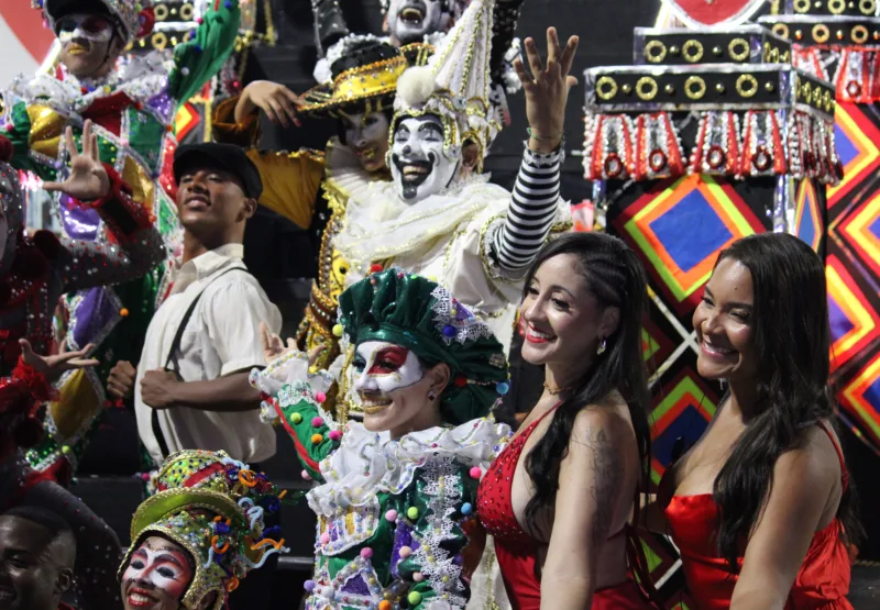 Escolas da Série Ouro agitam primeiro dia de desfiles na Sapucaí