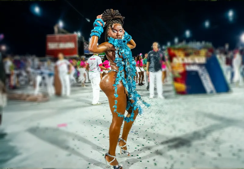 Musa da Mangueira desfila com look feito com mais de 200 garrafas pet e leva reflexão sobre poluição do Rio Amazonas para Avenida