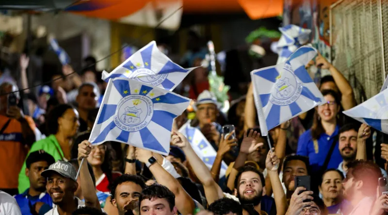 Unidos de Vila Isabel encerra temporada de Carnaval 2026 com ensaio simbólico na Pedra do Sal