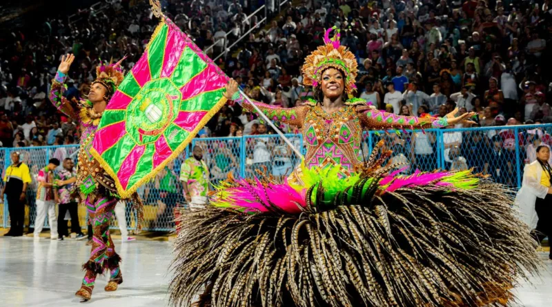 Estação Primeira de Mangueira celebra 98 anos com Alvorada, ações sociais e Samba da Volta
