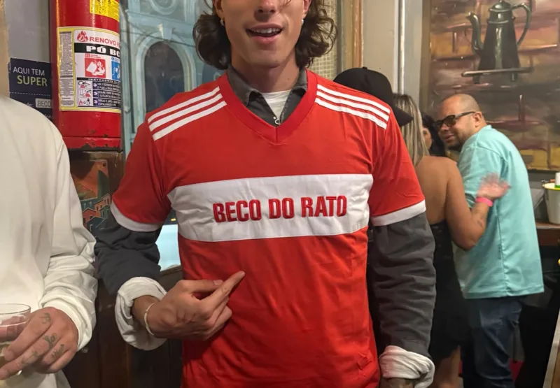 Jogador do Arsenal, Riccardo Calafiori curte noite de samba no Beco do Rato