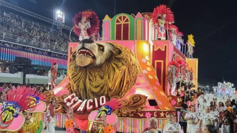Estácio avança com seis sambas rumo à semifinal do Carnaval 2027