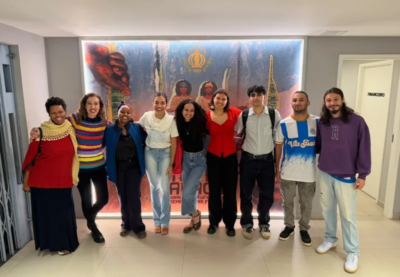 Alunos de Harvard fazem imersão cultural no barracão da Unidos de Vila Isabel