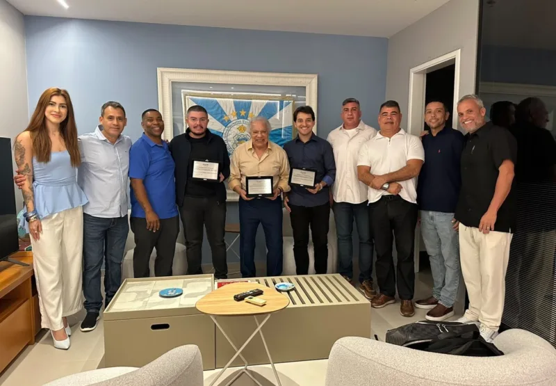 Instituto Celeiro de Bamba homenageia diretoria da Unidos de Vila Isabel em celebração de quatro anos