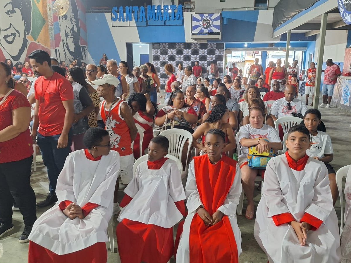 Mocidade Unida do Santa Marta celebra sua padroeira com procissão, missa, feijoada, bingo e grande roda de samba