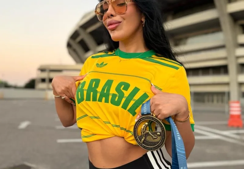 Musa da Mangueira, Taís Ibarra torce por Brasil e Argentina na Copa