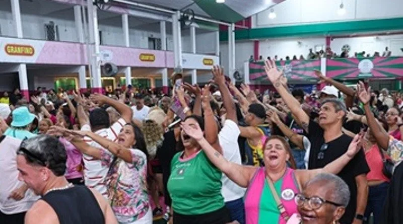Comunidade Mangueirense solta a voz e classifca o samba 3 para a próxima