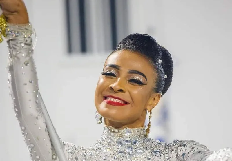 Novo Império anuncia Gislaine Lira como nova 1ª porta-bandeira para o Carnaval 2027