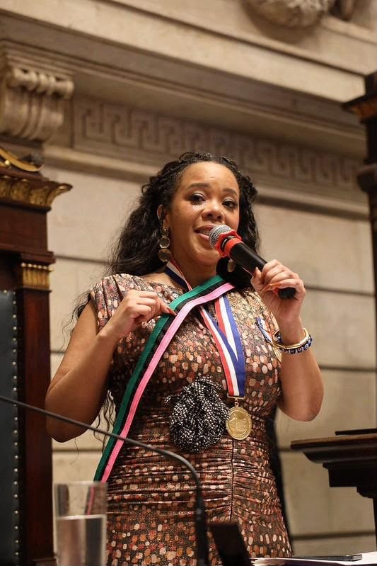 Rafaela Bastos recebe Medalha Pedro Ernesto em reconhecimento à sua