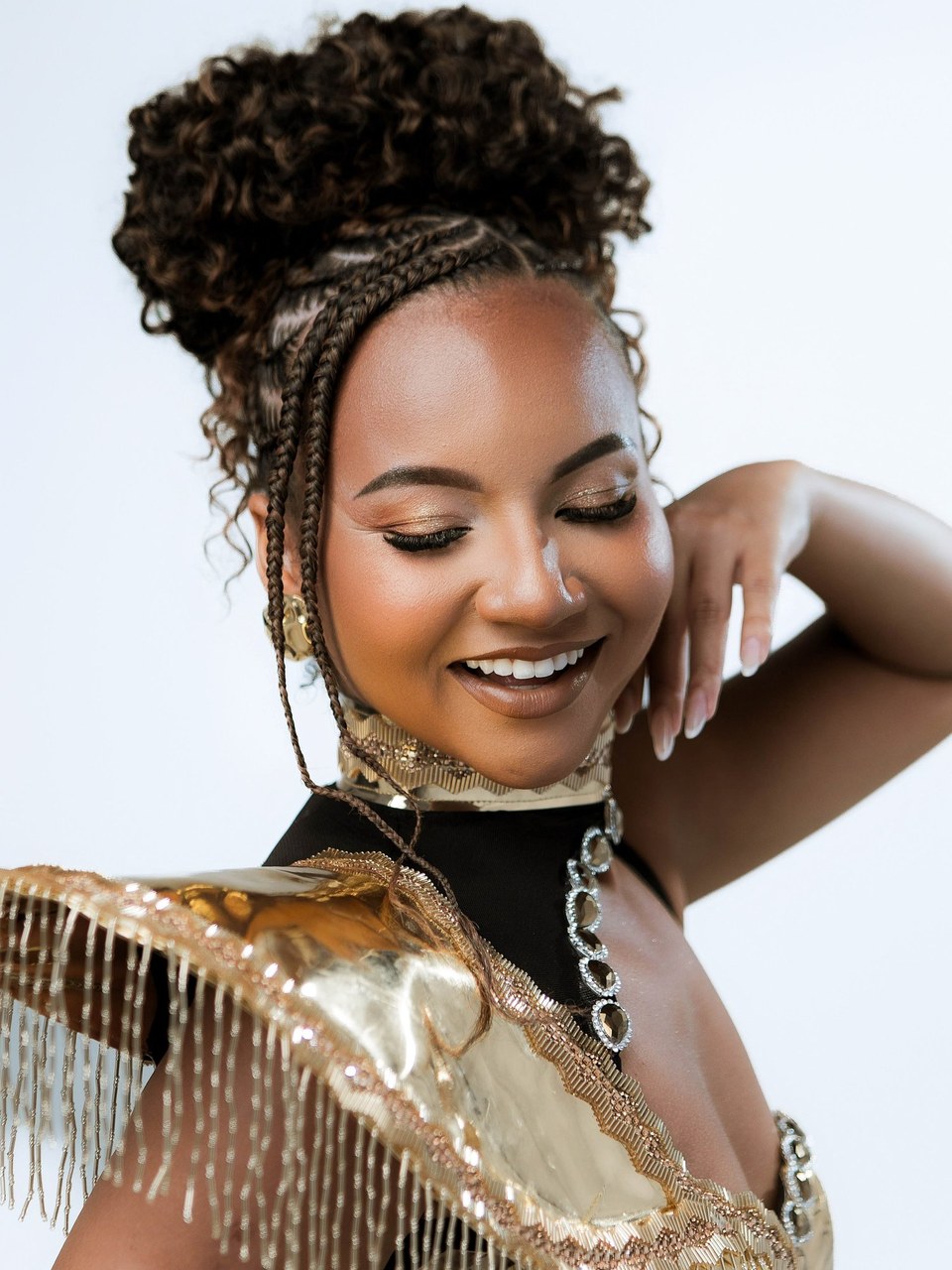 Rainha de bateria Rayane Dumont transforma trajetória na comunidade de Maricá em inspiração para jovens passistas