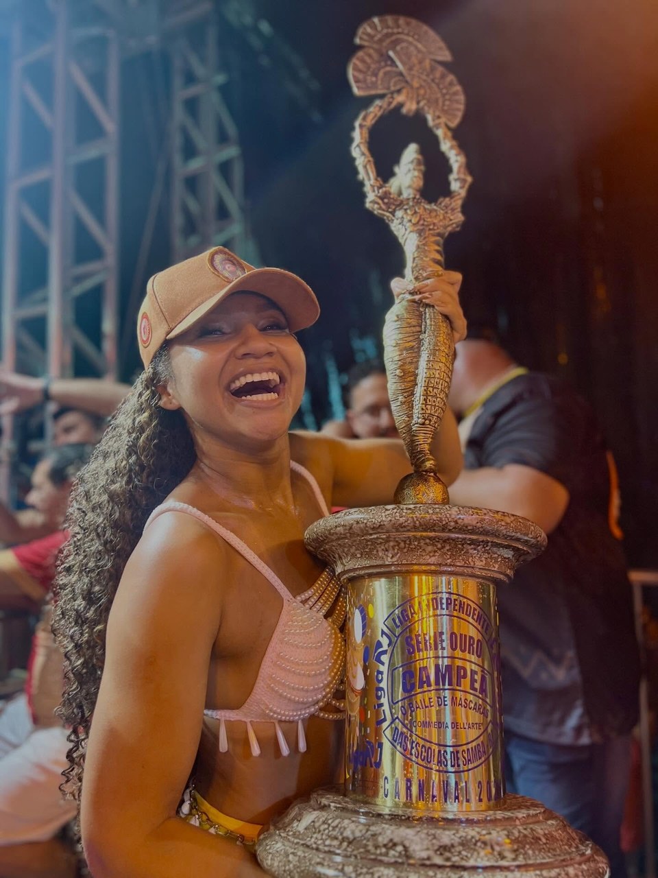 Rainha de bateria Rayane Dumont transforma trajetória na comunidade de Maricá em inspiração para jovens passistas