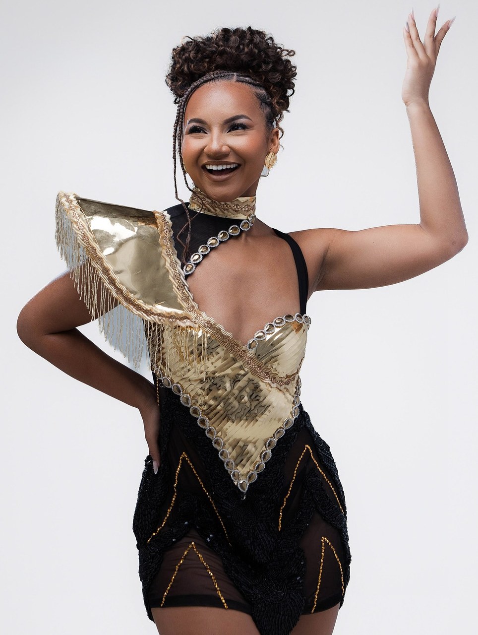Rainha de bateria Rayane Dumont transforma trajetória na comunidade de Maricá em inspiração para jovens passistas