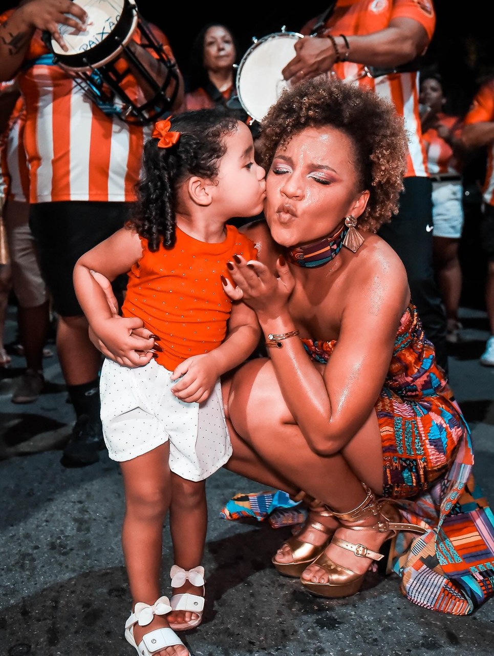 Rainha de bateria Rayane Dumont transforma trajetória na comunidade de Maricá em inspiração para jovens passistas